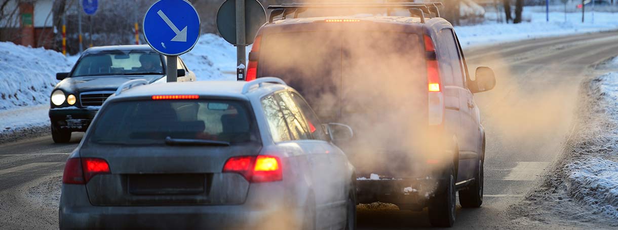 Bir arabanın karbon monoksit, nitrojen oksitler ve hidrokarbonlar dahil olmak üzere tehlikeli egzoz gazları yayan egzoz borusunun görüntüsü.