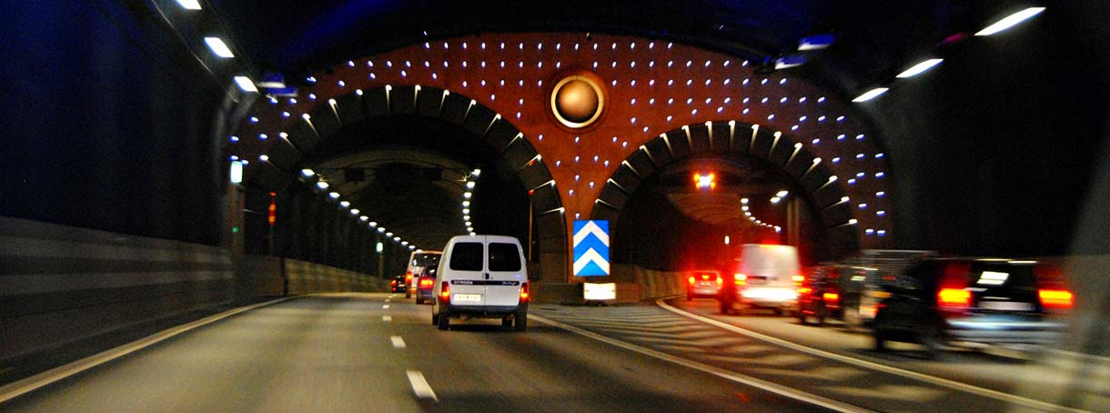 Tünelden geçen arabaların görüntüsü. Karbon monoksit zehirlenmesi riskinin olduğu trafik ortamına bir örnek.